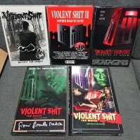 VIOLENT SHIT - Alle Teile - 5 große HARTBOXEN - NEU+OVP - 1-3 als Retro VHS Nachbau + 2x The Movie - Extrem Rar!! Lesen! 